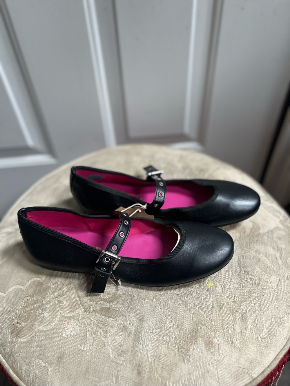 Bertuchi Leather Classic Black Mary Jane Flats with silver tone studs Sz 39